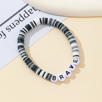 Bracelet personnalisé avec logo et nom, faible MOQ, perles en argile colorées, lettres en plastique, idéal pour un cadeau