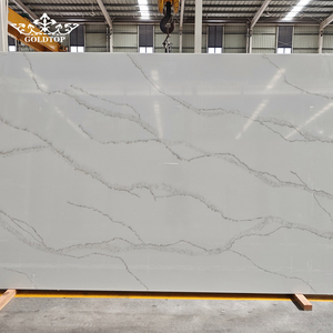 Dalles de quartz brun ondulé 5061 en pierre artificielle polie Goldtop, taille personnalisée OEM, pour intérieur d'appartement - Product Image 2