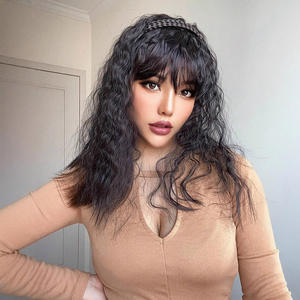 La <span class=keywords><strong>dame</strong></span> porte généralement une longue bande de cheveux tressée avec des extensions de cheveux supplémentaires et des pinces à cheveux supplémentaires. - Product Image 4