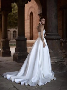 Vestido de Novia Sencillo Ruolai WTH538 con Abertura Alta, Sin Tirantes, Corte en A, Plisado, Vestidos de Novia de Satén, Vestido de Novia Moderno - Product Image 2