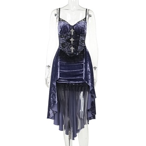 Abito Corsetto Gotico Sexy in Velluto Viola con Pizzo, Orlo Asimmetrico e Dettagli a Croce Argentata - Abito da Sera Vittoriano all'Ingrosso - Product Image 6