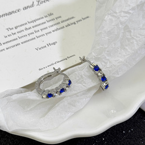 Orecchini a polsino cavi con accenti di pietre verdi, blu e viola, eleganti orecchini da donna - Product Image 3