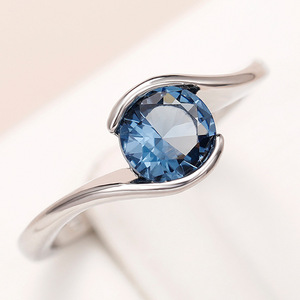 Anello con gemma rotonda blu per donna, elegante gioiello da dito alla moda - Product Image 3