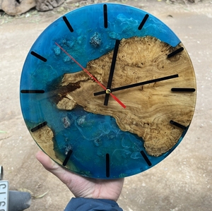 Horloge murale en résine époxy et bois massif naturel, décoration artistique Océan Bleu, article de luxe, vente en gros fabricant - Product Image 2