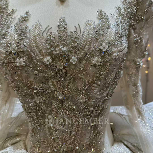 ชุดแต่งงานทรงบอลกาวน์สีไอวอรี่ ประดับลูกปัดเลื่อมสวยงาม พร้อมผ้าลูกไม้ซีทรูเว้าลึกและเปิดหลัง รุ่น Lsjj111 - Product Image 5