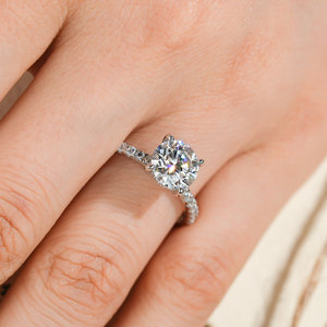 Anillo de Compromiso Clásico de Plata de Ley 925 con Moissanita de Talla Redonda de 2 CT, 8 mm, Color D, VVS, y Halo Oculto Sencillo para Mujer - Product Image 6