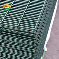 Revêtement en poudre anti-escalade 3D périmètre incurvé clôture préfabriquée 358 mailles matériau de clôture bois traité thermiquement pour les chantiers de construction