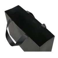 Sacs en papier à provisions en carton noir de luxe avec poignée en ruban Impression de logo personnalisée pour vêtements chaussures Promotion de supermarché