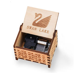 Boîte à <span class=keywords><strong>musique</strong></span> vintage sculptée Boîte à <span class=keywords><strong>musique</strong></span> à remonter en bois Château <span class=keywords><strong>dans</strong></span> <span class=keywords><strong>le</strong></span> <span class=keywords><strong>ciel</strong></span> Cadeau d'anniversaire créatif - Product Image 4