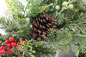 Guirlande de Noël intérieure moderne et écologique personnalisée, guirlande de Noël artificielle en PVC avec baies rouges - Product Image 5