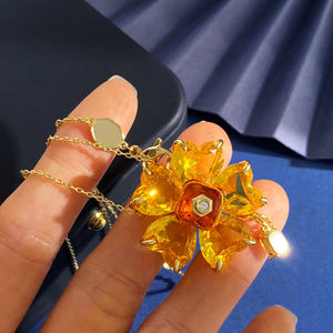 Collar de Clavícula con Flor Chapada en Oro de Plata S925 - Colgante de Circonita Amarilla con Corte Radiante Certificado por HRD, Clásico y Elegante para Bodas y Fiestas - Product Image 2