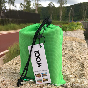 Couverture de plage Woqi 86x55 140cm en nylon compacte, légère et anti-sable pour la plage, le camping, la randonnée et les voyages - Product Image 2