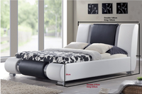 Cama Moderna King Size con Plataforma Tapizada en Cuero Sintético PU, Decorada con Tiras Cromadas de Alto Brillo