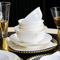 Service de table élégant en porcelaine fine avec motif papillon doré, vaisselle de luxe en céramique avec impression délicate, idéal pour la maison et les mariages.