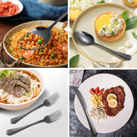 Couverts de table : Couteau de dîner, fourchette, cuillère, fourchette à dessert, cuillère à dessert. Vaisselle pour restaurant, mariage, fête, dîner.