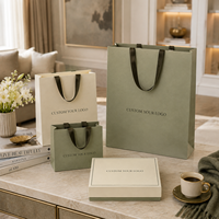 Sac en papier de luxe pour boutique, poignée découpée, logo personnalisé imprimé, sac d'emballage pour vêtements en kraft recyclé