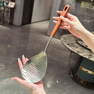 Cuillère passoire en acier inoxydable 304 avec manche en bois anti-brûlure, pour nouilles, cuisine, friture, fondue et épices, à manche allongé - Product Image 4