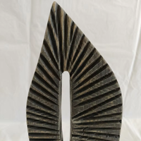 Sculpture en bois verticale en forme de feuille avec rainures radiales effet soleil, pièce d'art abstrait moderne avec base pour table console ou cheminée