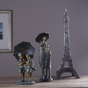 Estatua de Resina de Niños con Estilo Bronce Antiguo, Figura de Niño y Niña con Sombrilla, Fabricada a Medida - Product Image 4