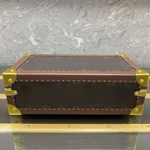 Caja de Almacenamiento para Relojes de Cuero Genuino con 8 Ranuras Cuadradas, Resistente a Impactos y Forrada de Terciopelo - Product Image 3