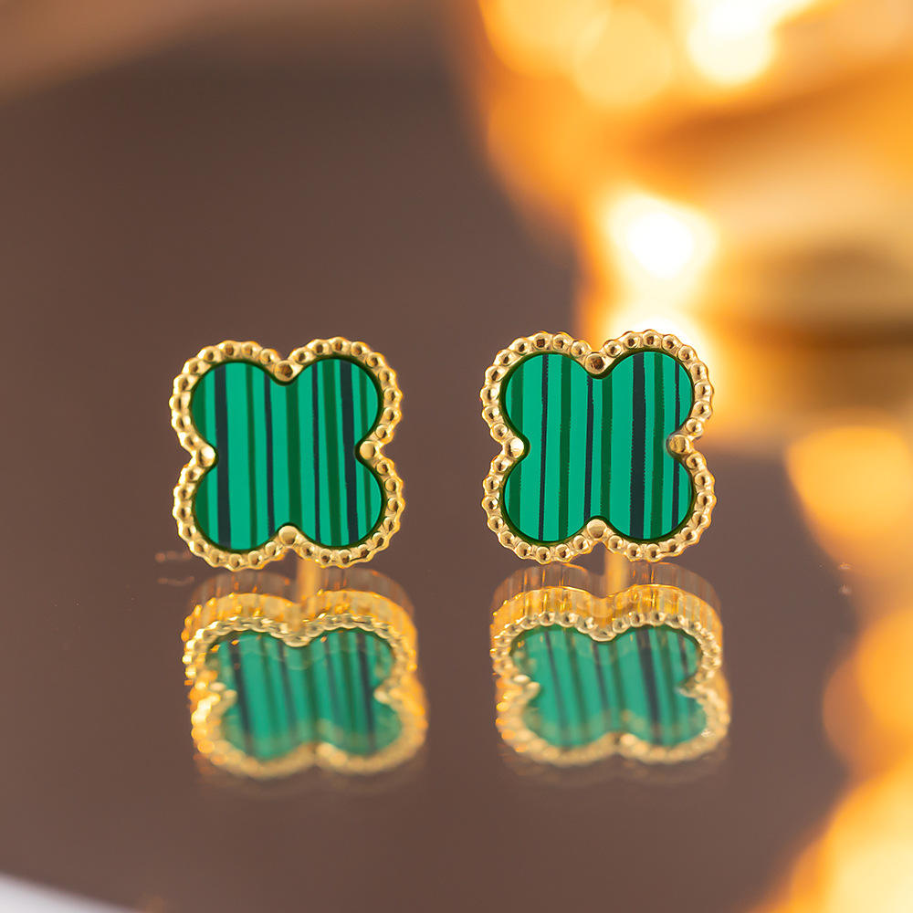 กระดุมหูรูปดอกโคลเวอร์สีเขียวสีชมพู