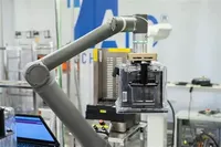 Robot collaboratif universel UR18 de haute précision et stable avec moteur, boîte de vitesses, API et pince personnalisée pour la manipulation de plaquettes de circuits imprimés 3C