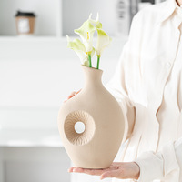 Vases décoratifs pour la maison en céramique de luxe ARM LVG, forme sculpturale circulaire en relief, finition beige mate, vase à fleurs en porcelaine