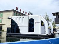 Maisons intégrées de style capsule spatiale flottante, très populaires, pouvant servir de bureaux, d'hôtels ou d'hôtesseries.
