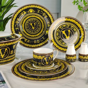 Tasse en porcelaine osseuse avec motif en forme de V noir de style européen et design créatif et poignée plaquée or de haute qualité - Product Image 4