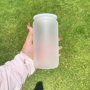 Verre recyclable givré de 16 oz en forme de canette de bière vierge pour sublimation, avec couvercle en plastique coloré et paille, pour impression par transfert thermique - Product Image 4
