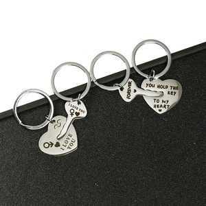 Love Lock avec des chaînes que vous tenez à My & Forever Couple Love <span class=keywords><strong>Key</strong></span> Locks Lover Gifts Heart Keychain - Product Image 2