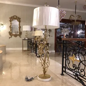 현대 주문 호화스러운 금 고급장교 및 자연적인 수정같은 백색 전등갓 분지 나무 로비 홀과 거실을 위한 키 큰 지면 램프