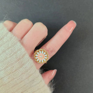 Joyería de moda al por mayor: Anillo giratorio antiestrés de cobre chapado en oro con circonita, flor esmaltada y concha, resistente al deslustre, para compromiso. - Product Image 2