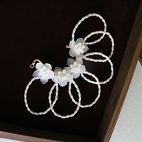 Manchette d'oreille gauche style Mori, perle acrylique, fleur, clip d'oreille non percé, bijoux d'oreille pour femme, accessoires de mariage