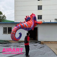 Marionnette gonflable colorée en forme de hippocampe pour fête sur le thème de la mer, costume de dessin animé gonflable pour spectacle sur scène ou événement