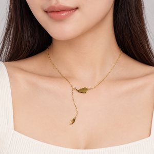 Collar con colgante de pluma, acero inoxidable, tono dorado, cadena asimétrica delicada, longitud ajustable - Product Image 5