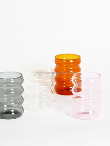 Tazze <span class=keywords><strong>da</strong></span> caffè <span class=keywords><strong>in</strong></span> <span class=keywords><strong>vetro</strong></span> ondulato colorato <span class=keywords><strong>borosilicato</strong></span> resistente al calore soffiato a bocca su misura per bere - Product Image 6