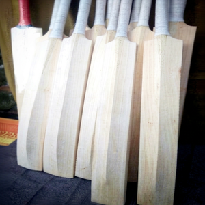 Batte de cricket classique en bois, poignée bleue, accents orange, légère, durable, écologique, ambidextre, épaisseur 38 mm, pour jeu en extérieur - Product Image 2