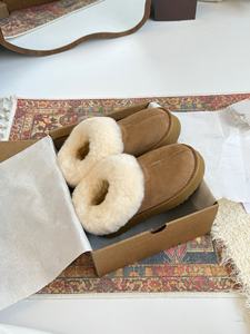 Bottes de neige classiques pour femmes - Chaussures en laine à semelle épaisse de haute qualité, avec une bonne isolation, antidérapantes et respirantes - Product Image 3