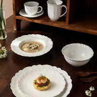 Service de table en porcelaine blanche festonnée, tasses et assiettes en céramique, vaisselle compatible micro-ondes et lave-vaisselle pour la maison et les réceptions