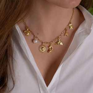 Collier Étanche en Acier Inoxydable Plaqué Or 18K PVD avec Pendentifs Tortue Marine, Étoile de Mer, Coquillage et Hippocampe pour Femme – Idéal Plage et Océan - Product Image 3