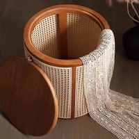 Table d'angle moderne en bois massif élégante et créative avec un design en forme de baril et un espace de rangement interne pour les salons et les chambres