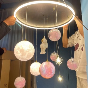 Nuovo sistema solare moderno creativo <span class=keywords><strong>bambina</strong></span> camera <span class=keywords><strong>lampada</strong></span> da soffitto famosa astronauta camera da letto lampadario con sorgente luminosa a LED - Product Image 4