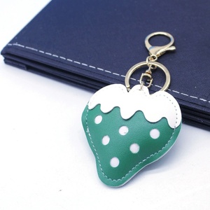 Llavero de coche con diseño de frutas coloridas y lindas, colgante delicado para bolso de niña, regalo promocional, llavero de fresa de dibujos animados de cuero PU duradero, ¡gran oferta! - Product Image 2