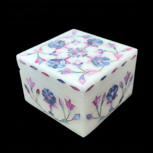 Boîte à bijoux en marbre artisanal moderne avec motifs floraux, fermeture à bouton et incrustation de nacre pour bagues, de Stonecrafts International, pour la vente en gros - Product Image 1