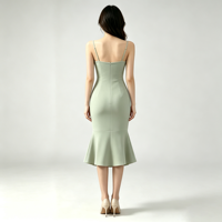Robe midi sirène vert sauge à fines bretelles pour femme, coupe ajustée, décolleté cœur, ourlet asymétrique, idéale pour les fêtes et les mariages
