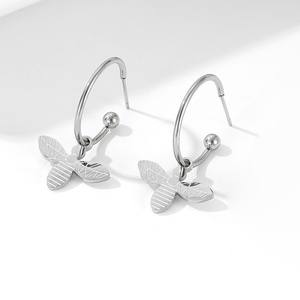 Joyería de moda para mujer, pendientes de aro con colgante de abeja dulce chapado en oro de 18 quilates, Pendientes colgantes de acero inoxidable 316L al por mayor - Product Image 2