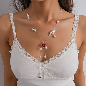 Collar con colgante en forma de corazón para mujer, cadena de cuentas de perlas de imitación, aleación de resina chapada en plata, estilo romántico, joyería para uso diario - Product Image 1