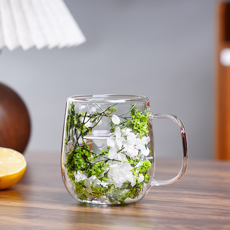 Taza de flores secas (flores blancas bordadas - cristal verde)