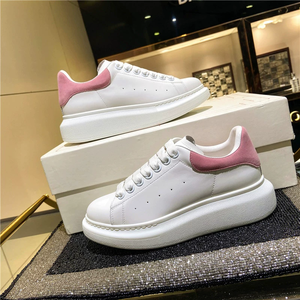 รองเท้ากีฬาแฟชั่นผู้ชาย ดีไซน์หรูหรา แบรนด์แท้ McQueenes รองเท้าผู้หญิงแบบสั่งทำพิเศษ พื้นหนา หนังแท้ สไตล์ลำลอง รองเท้าผู้ชาย - Product Image 2